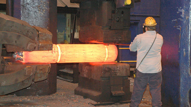 Continuation of the forigng process of a spindle where the steps are fullered in by a forge worker