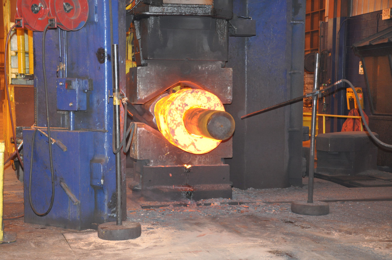 Hot forged hollow being drawn out on a pin 